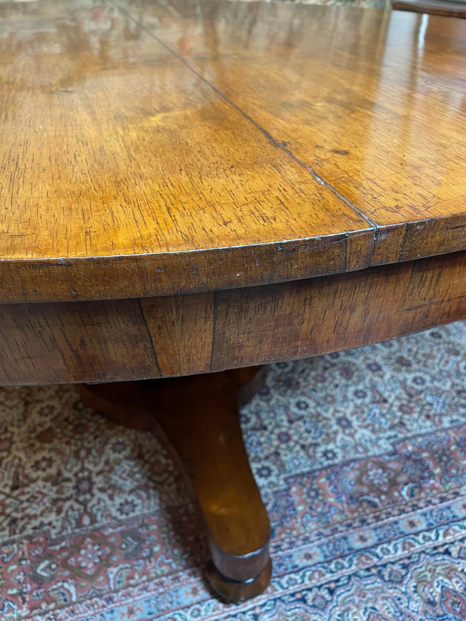 Elegant 19th Century Round Dining Table , Walnut with Brass Detailing - Image 2