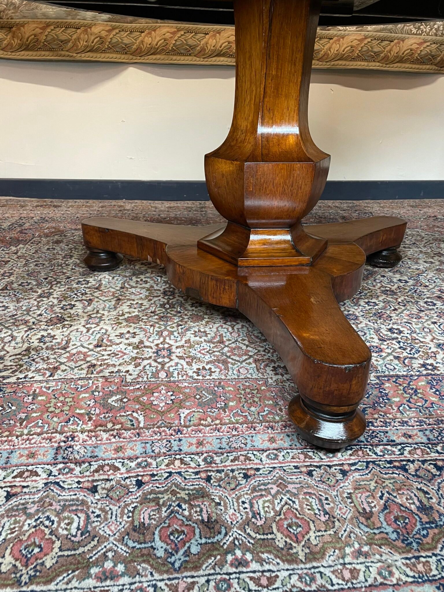 Elegant 19th Century Round Dining Table , Walnut with Brass Detailing - Image 4