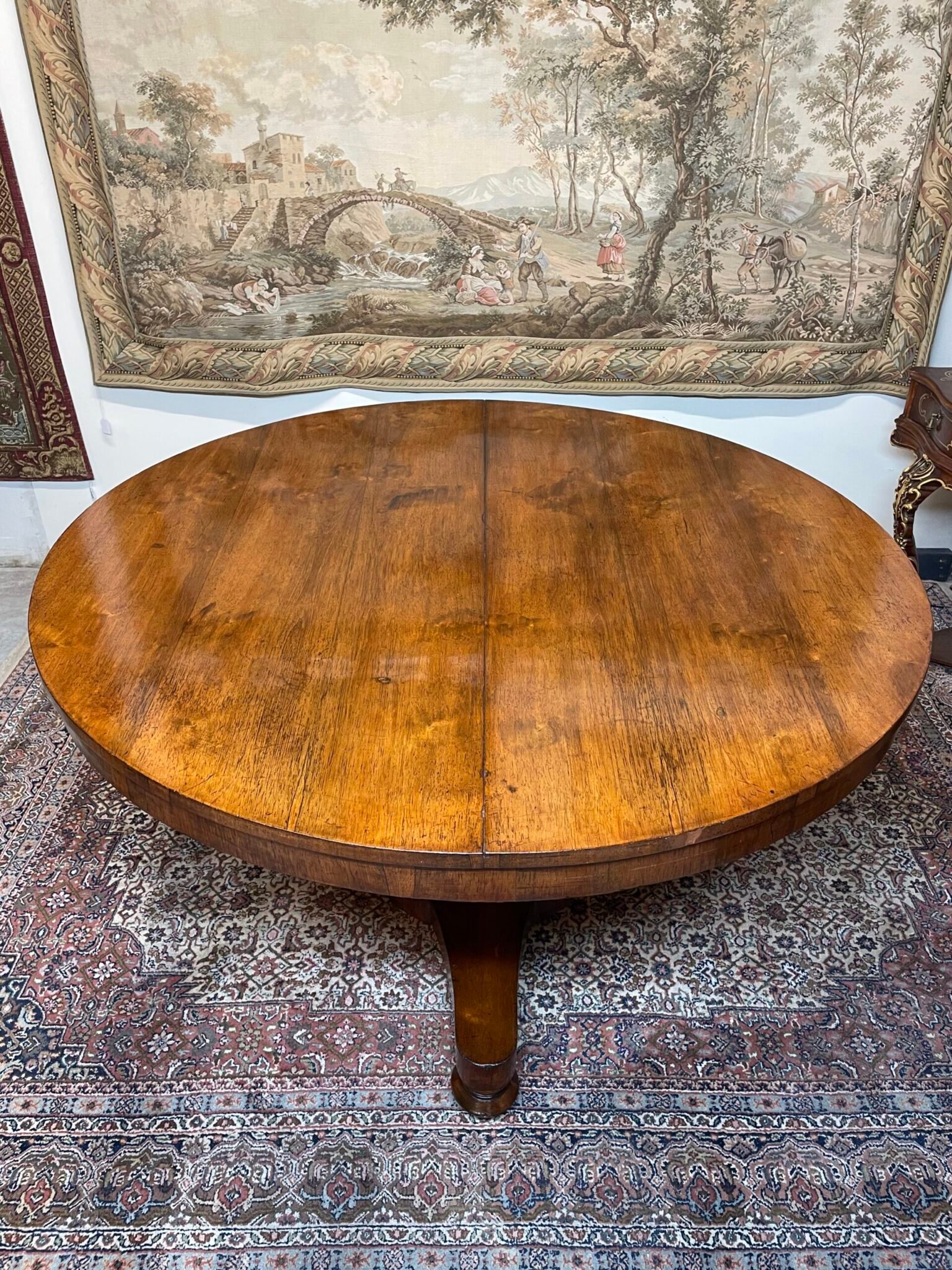 Elegant 19th Century Round Dining Table , Walnut with Brass Detailing - Image 3