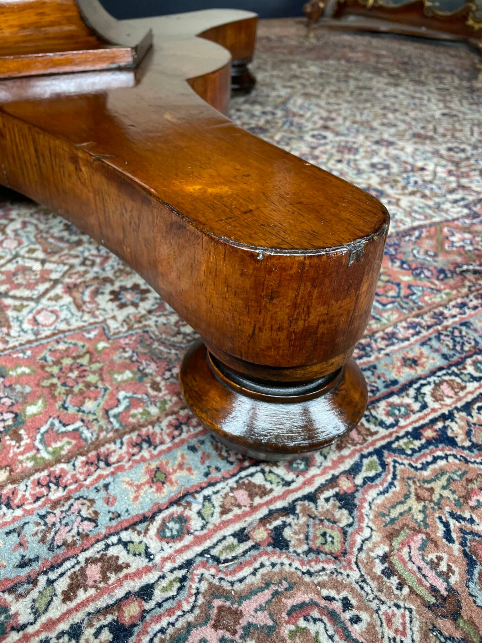 Elegant 19th Century Round Dining Table , Walnut with Brass Detailing - Image 5