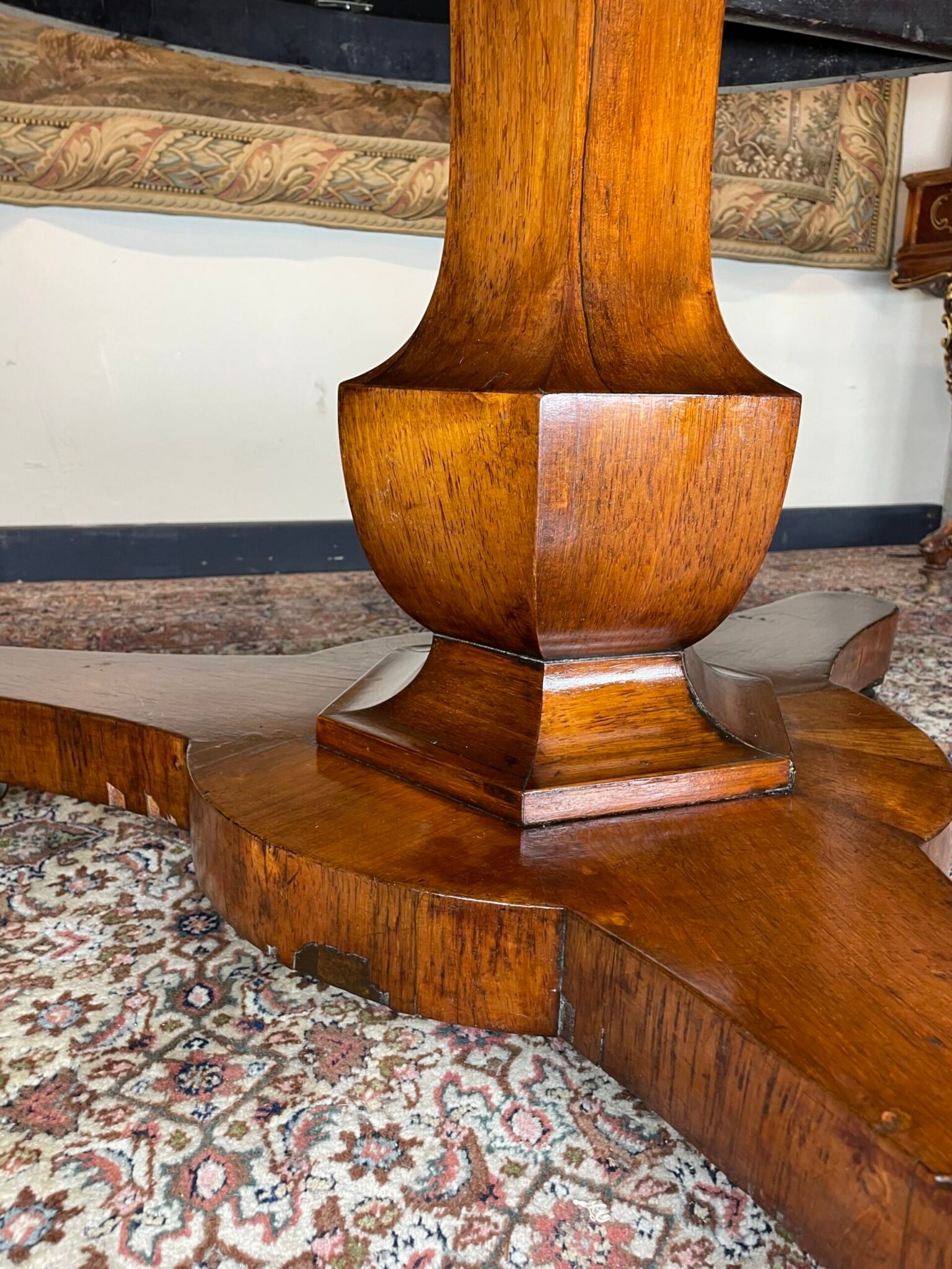 Elegant 19th Century Round Dining Table , Walnut with Brass Detailing - Image 6
