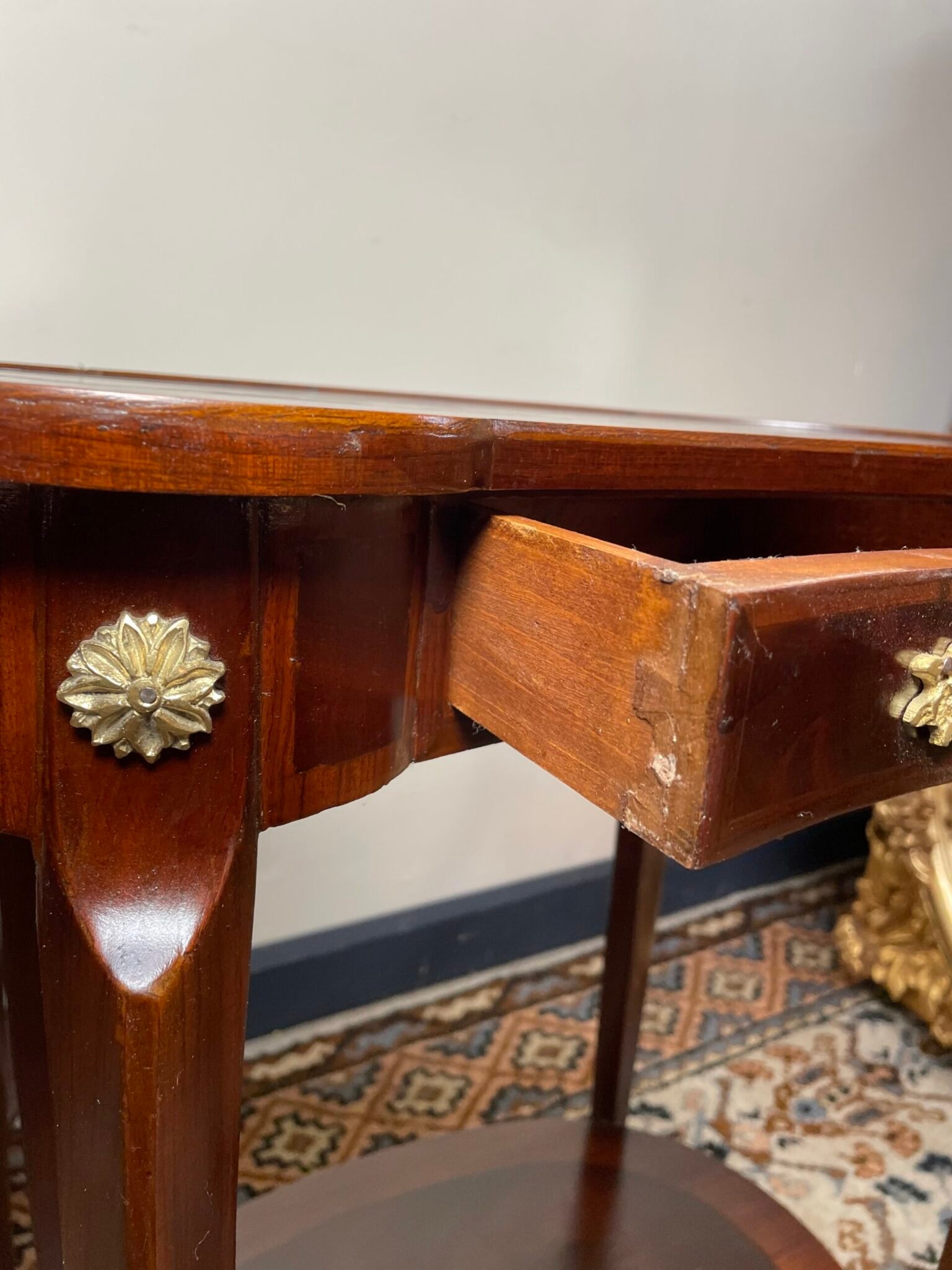 A Lovely Kidney Shape Mahogany Veneer Nightstands / Bedside Lockers. - Image 5