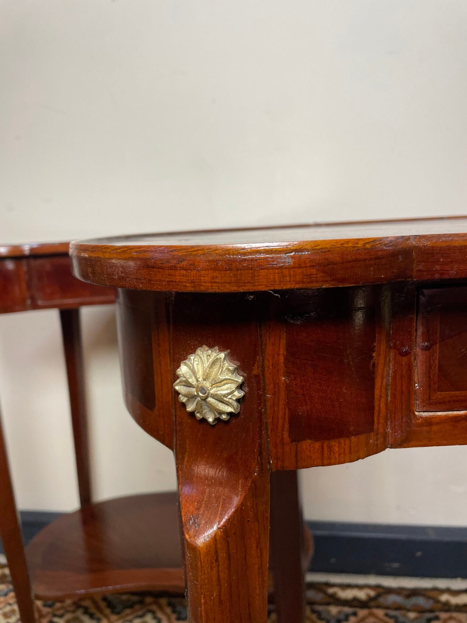 A Lovely Kidney Shape Mahogany Veneer Nightstands / Bedside Lockers. - Image 3