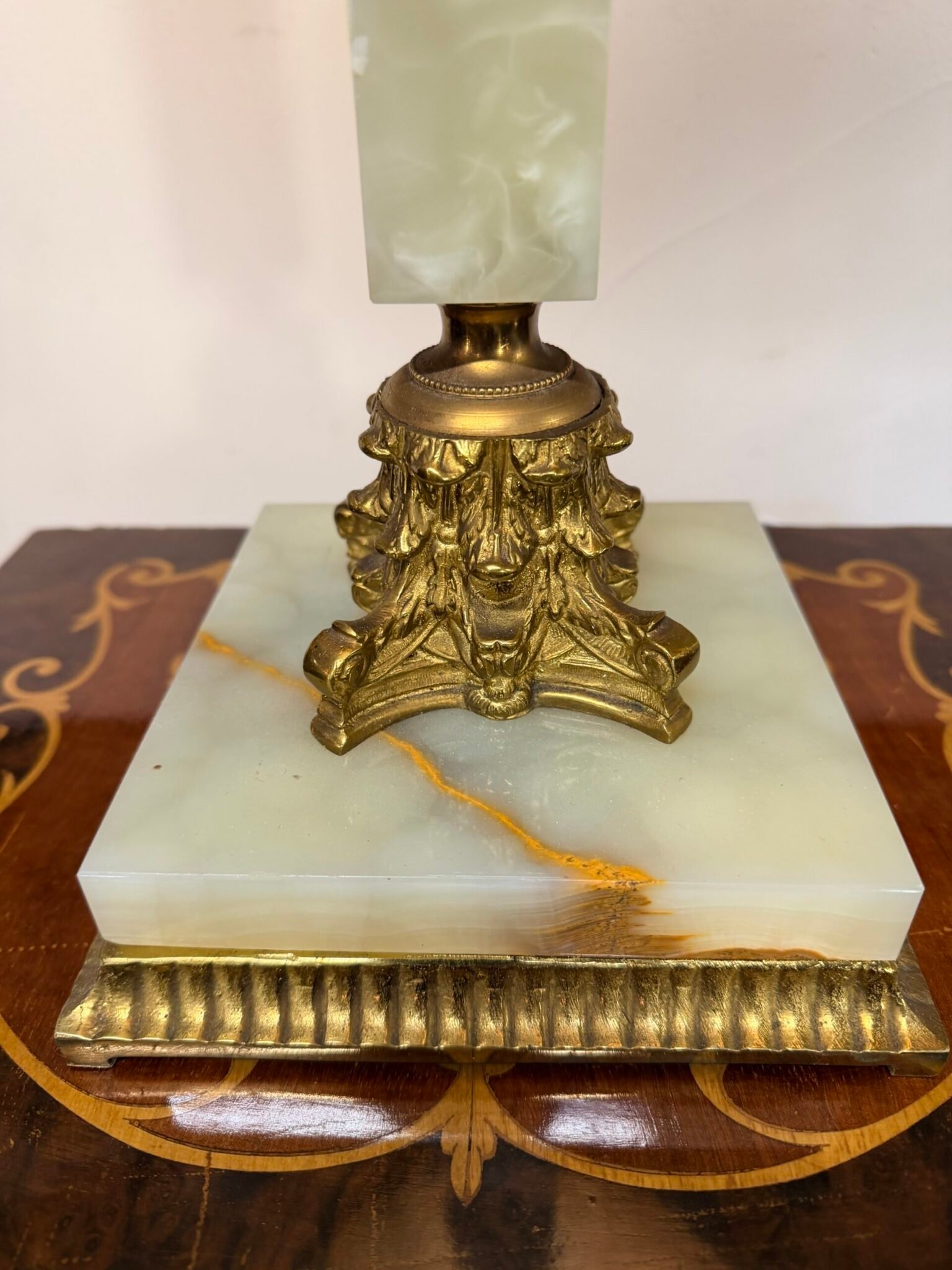 1950s Onyx and Brass Table Lamp with Green Shade - Image 5