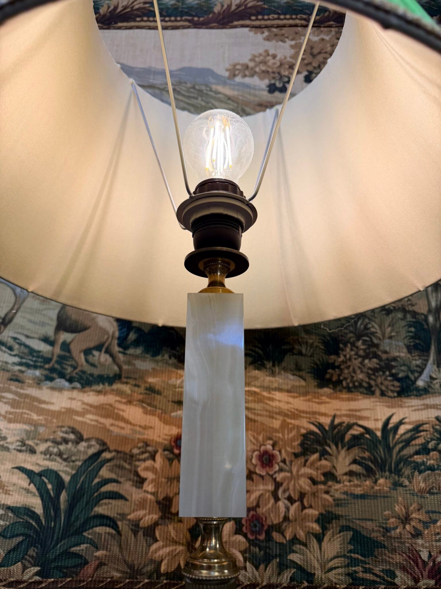 1950s Onyx and Brass Table Lamp with Green Shade - Image 2