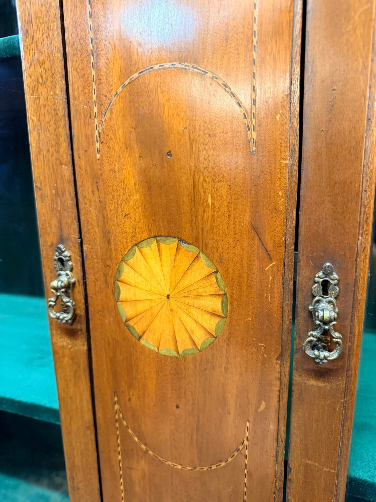 Elegant Sheraton Style 19th Century Display Cabinet - Image 7