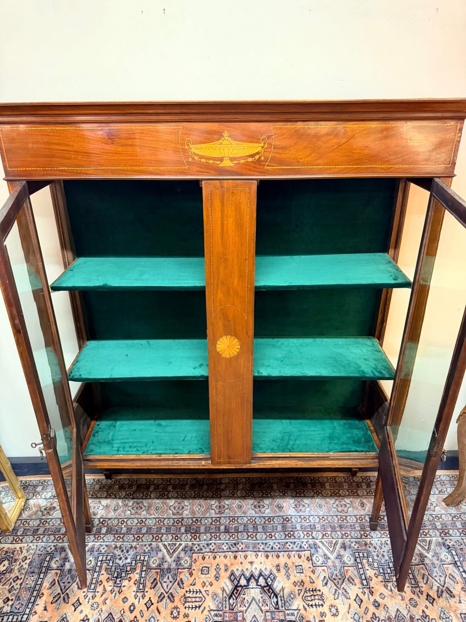 Elegant Sheraton Style 19th Century Display Cabinet - Image 2