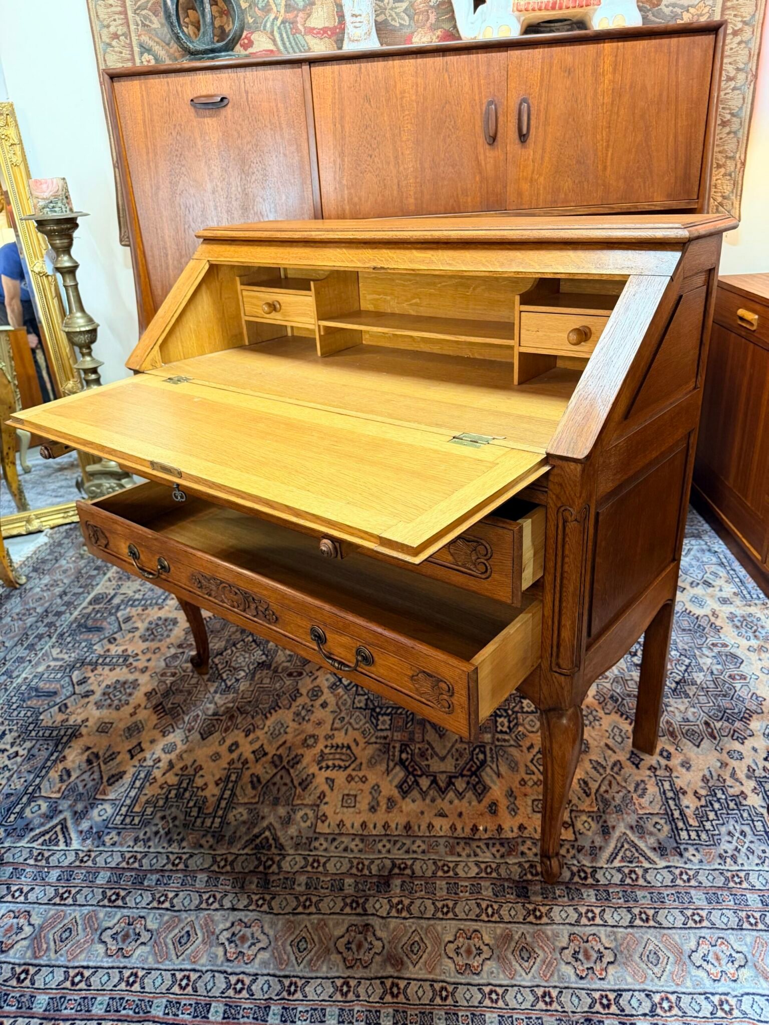 Elegant Vintage Oak Ladies Writing Bureau or Desk - Image 3