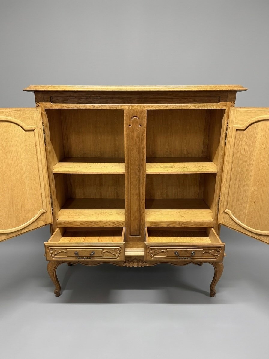 Elegant 1940s French Oak Large Credenza or Highboard - Image 3