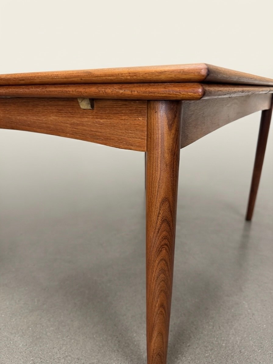 Elegant Mid-Century Danish Teak Extending Dining Table - Image 4