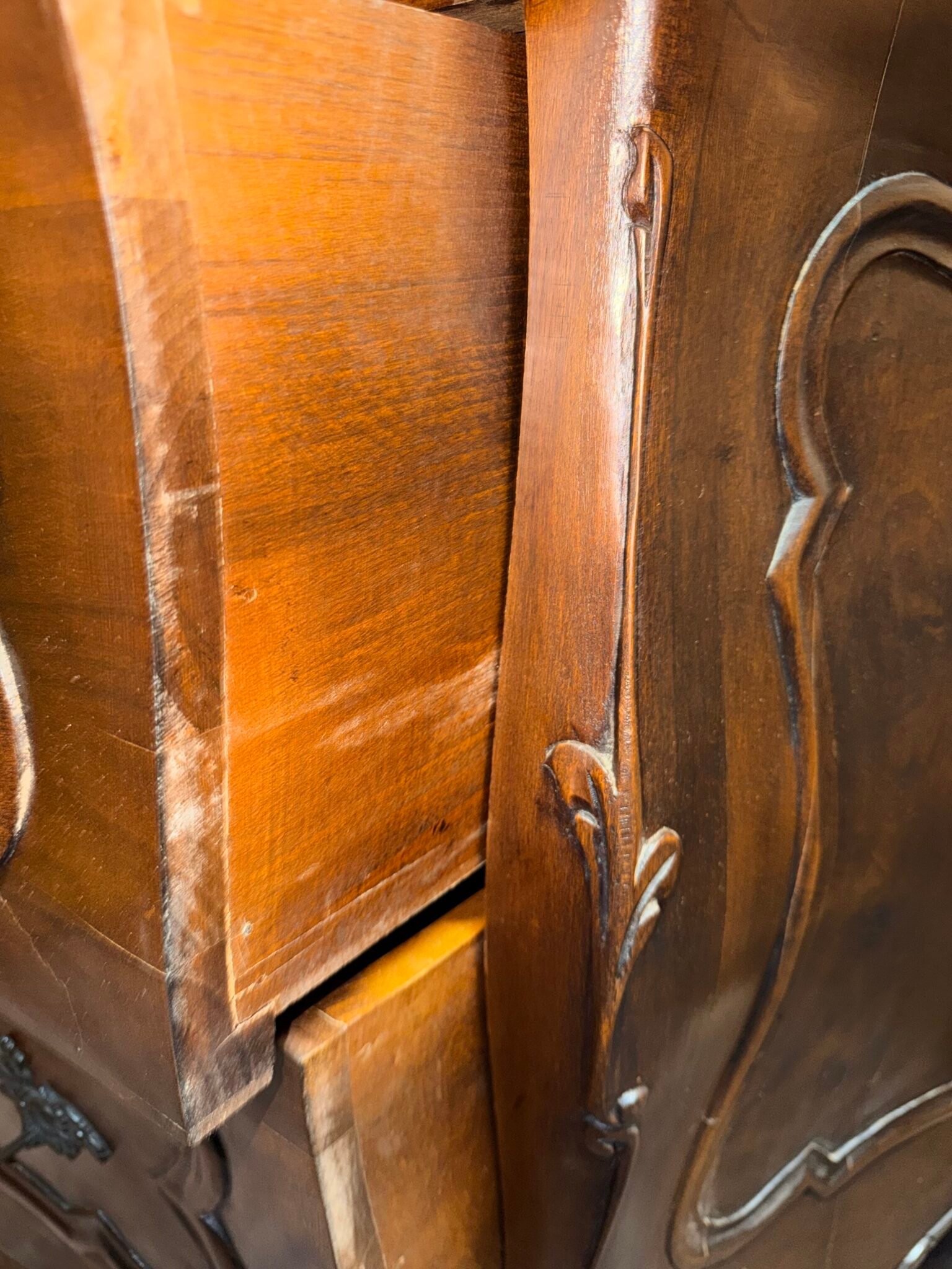 Mid 20th Century Italian Walnut Bombe Chest of Drawers - Image 3